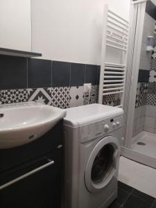 een badkamer met een wasmachine en een wastafel bij Cardano in Pavia