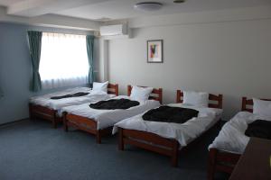 Rúm í herbergi á Grampus Inn Shirahama