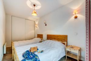 Giường trong phòng chung tại Vacancéole - Résidence Illixon