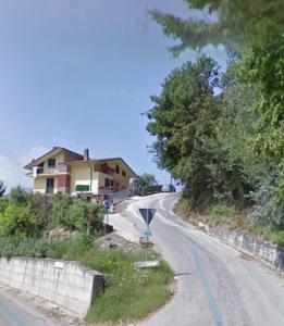 ein Haus am Straßenrand in der Unterkunft LE RIVE - Soggiorno/Vacanza a TUFO (Avellino) in Torrioni