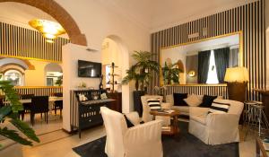 フィレンツェにあるHotel De La Pace, Sure Hotel Collection by Best Westernのリビングルーム(ソファ、椅子、テーブル付)