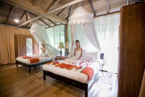 Un pat sau paturi într-o cameră la Fig Tree Hills Resort (花果山度假村)
