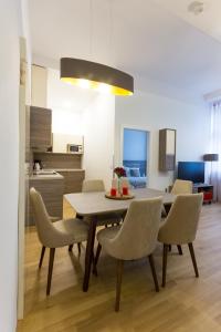 a kitchen and dining room with a table and chairs at Debo Apartments nähe Westbahnhof - contactless check in in Vienna