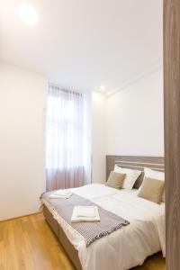 Un pat sau paturi într-o cameră la Debo Apartments nähe Westbahnhof - contactless check in
