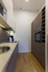 Una cocina o zona de cocina en Debo Apartments nähe Westbahnhof - contactless check in