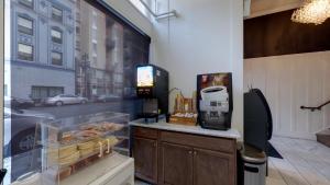 um café com um balcão e uma máquina de café em Warfield Hotel em São Francisco
