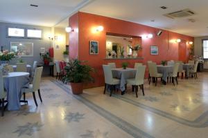 un restaurant avec des tables et des chaises dans une salle dans l'établissement Villa Gioiosa, à Diano Marina