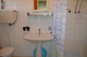 A bathroom at Apartments Alen