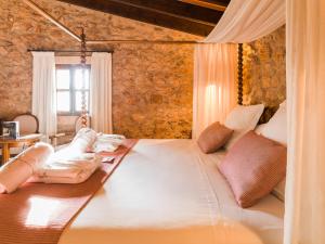 a bedroom with a large white bed in a room at Sa Bassa Rotja Ecoturisme in Porreres