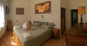 Locanda Agnella في بورتو مانتوفانو: طفل جالس على سرير يقرا كتاب