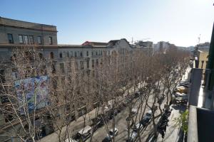 バルセロナにあるBarcelona4Seasons - Central Palaceの建物前の木々が並ぶ街道