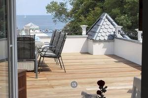 a balcony with chairs and a view of the ocean at Haus Midsommer in Timmendorfer Strand