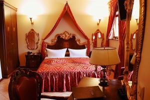 um quarto com uma cama grande e um dossel vermelho em Albergo City Hotel Berlin em Berlim