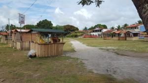 a small village with houses and a dirt road at Pousada de Santo Antônio in Ilha de Boipeba