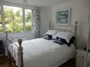 A bed or beds in a room at Fuchsia Cottage