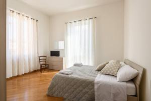 a bedroom with a bed and a desk with a chair at La Piccola Locanda in Chiusi