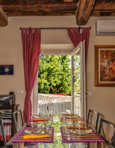 uma sala de jantar com uma mesa e uma grande janela em Art Gallery B&B em Vorno