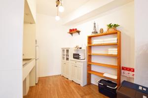 una cucina con pareti bianche e mensola in legno di Douce a Ginowan Altre 7 foto