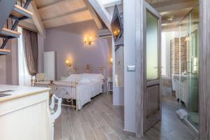 ein Schlafzimmer mit einem Bett und ein Badezimmer mit einer Badewanne in der Unterkunft Le torri di Tarquinia in Tarquinia