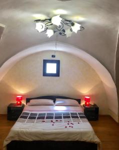 ein Schlafzimmer mit einem Bett mit zwei Lampen und einer Decke in der Unterkunft Salento Soleluna in Matino
