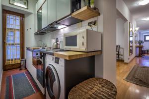 a kitchen with a washing machine and a microwave at Florence old town apartment in Florence