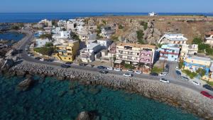 une vue aérienne sur une ville avec une route et de l'eau dans l'établissement On The Rocks, à Paleóchora