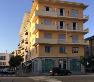 un edificio giallo con un'auto parcheggiata di fronte di B&B Bruno a Cosenza