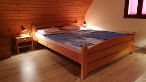 Postel nebo postele na pokoji v ubytování Chaty u rybníka Brodský