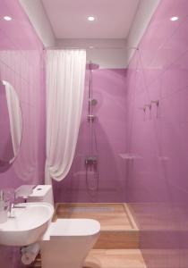 Baño púrpura con aseo y lavamanos en Hostel Sleep Space en Kazán