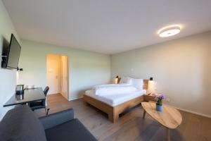 Postel nebo postele na pokoji v ubytování Noah Hotel + 11 fotografií