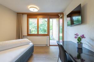 TV a/nebo společenská místnost v ubytování Noah Hotel