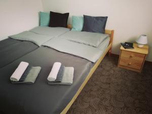 Postel nebo postele na pokoji v ubytování Apartmány U Stříbrných