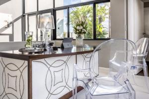 una oficina con escritorio y sillas en Bliss Boutique Hotel en Ciudad del Cabo
