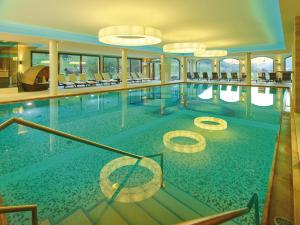 Bazén v ubytovaní Alpeiner - Nature Resort Tirol alebo v jeho blízkosti