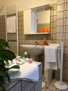 La salle de bains est pourvue d'un lavabo et d'un miroir. dans l'établissement Cà 'd Langa B&B, à Treiso