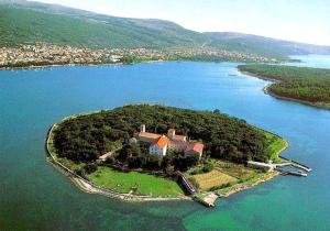 an island in the middle of a body of water at Apartman Nada in Kornić