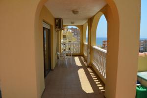 balcón con vistas al océano en Barlovento I en Xeraco