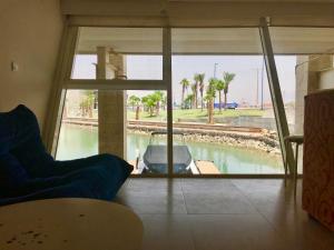 una camera con una grande finestra con vista sulla piscina di Lagoon suite a Eilat