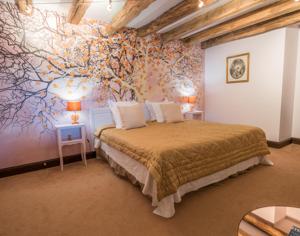 
Een bed of bedden in een kamer bij Hostellerie La Montagne
