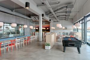Biliár nebo kulečník v ubytování MEININGER Hotel Berlin Airport