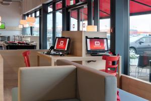TV a/nebo společenská místnost v ubytování MEININGER Hotel Berlin Airport