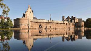 ナントにあるQuai de Versailles Nantesの水面に映る城