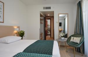 Cama ou camas em um quarto em Hotel Suisse
