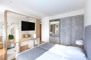 Cama ou camas em um quarto em Hotel Suisse