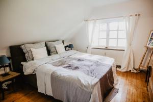 um quarto com uma cama grande e uma janela em Bauernhaus in der Bremer Schweiz em Ritterhude