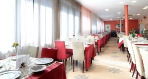 une salle à manger avec des tables et des chaises rouges dans l'établissement Villa Gioiosa, à Diano Marina 11 autres photos