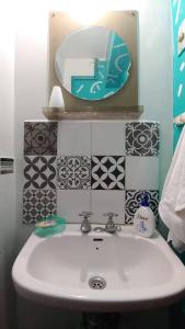 a bathroom with a white sink and a mirror at Departamento Central in Arica