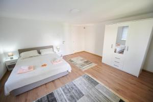 Ένα ή περισσότερα κρεβάτια σε δωμάτιο στο Lovely House Apartment
