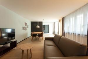 TV a/nebo společenská místnost v ubytování EMA House Serviced Apartments Superior Downtown