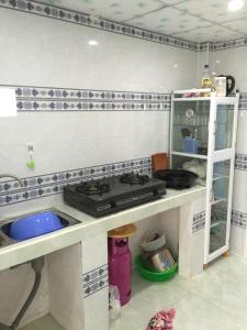 HOMESTAY Cát Tiên في Ấp Lò Gốm: مطبخ مع موقد ومغسلة